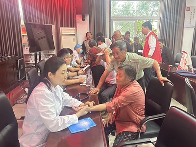 安徽省教科文衛(wèi)體工會(huì)組織勞模專家團(tuán)隊(duì)赴學(xué)校幫扶村開(kāi)展送醫(yī)送藥義診與社會(huì)經(jīng)濟(jì)咨詢服務(wù)活動(dòng)